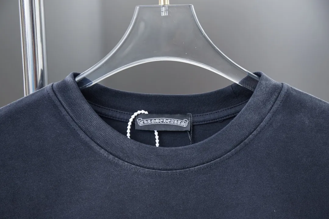 🅿️220 Chrome Hearte 25SS early spring new style Chrome Hearte flocked contrasting letter logo printed short sleeves Light luxury essential item for daily commuting for men and women Correct version Welcome to compare Detailed features · 280g 100% pure cotton double yarn jersey fabric · Custom dyed in the same cylinder, special thickened 32 count double-ply 1X1 thread · Hand-painted printing ➕ flocked letter printing process. Ready-to-wear dyeing Then do the faded fried snowflake process, then wash it to make it look old. Common washing improves the effect · Double-needle stitching across seams · Original main mark, washed tag, branded moisture-proof paper packaging Color: black/blue/khaki/green Size: S/M/L/XL